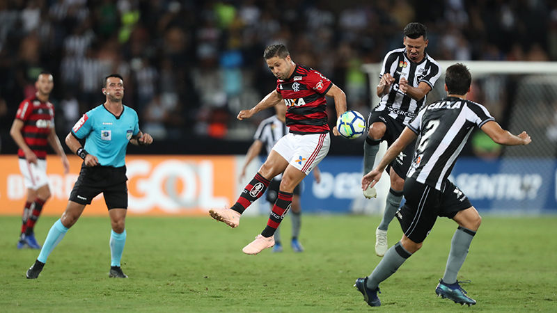 Diego foi bem marcado pelos volantes do Botafogo. Alvinegro venceu e se afastou da zona de rebaixamento (Foto: Gilvan de Souza/Flamengo)