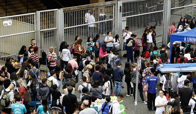 Voluntários encorajam e até abraçam os estudantes para acalmá-los antes da prova (Foto: Aloisio Mauricio /Folhapress)