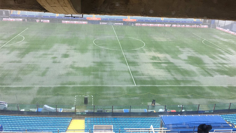 Estádio Bombonera: gramado encharcado impede a bola de quicar e prejudica o futebol. Situação adiou jogo da Libertadores (Foto: Twitter/Reprodução)