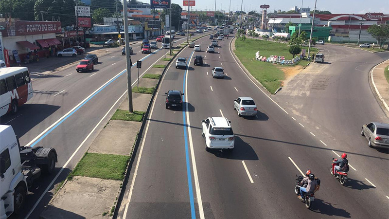 Carros de passeio e caminhões circularam na Faixa Azul na manhã deste sábado, o que volta a ser proibido em horários específicos (Foto: Patrick Motta/ATUAL)