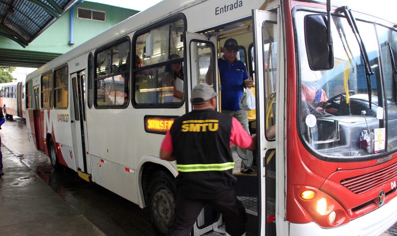 Fiscal da SMT orienta passageiros sobre mudança em linhas de ônibus (Foto: Altemar Alcântara/Semcom)