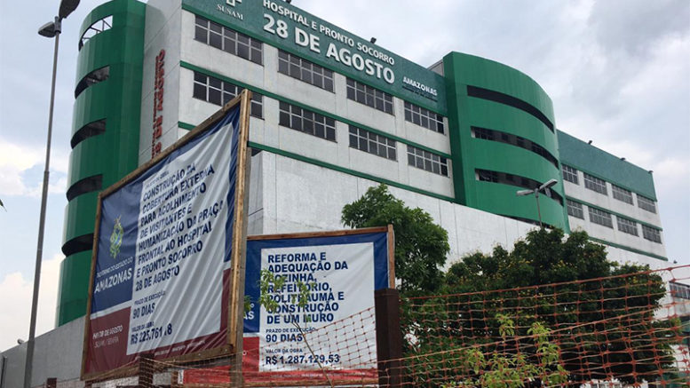 Praça em frente ao hospital está sendo reformada, enquanto dentro situação é precária (Foto: ATUAL)