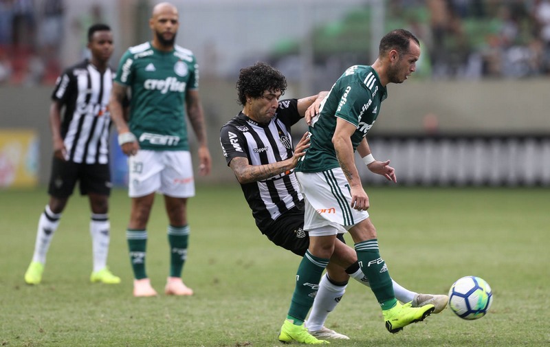 Luan, do Atlético-MG, em lance de jogo com o Palmeiras: empate favoreceu clube paulista (Foto: Cesar Greco/Ag. Palmeiras)