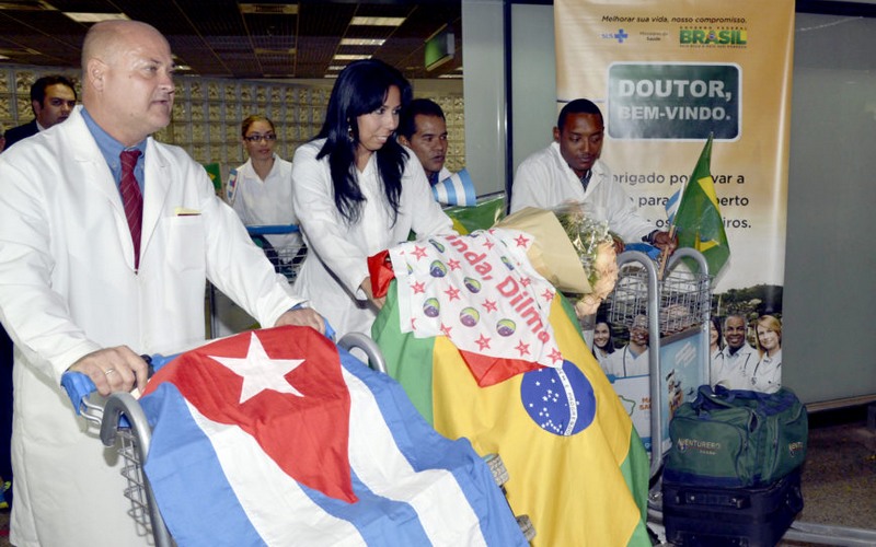 Médicos cubanos chegando ao Brasil em 2013 no início do programa Mais Médicos do governo Dilma Rousseff (Foto: Valter Campanato-ABr)