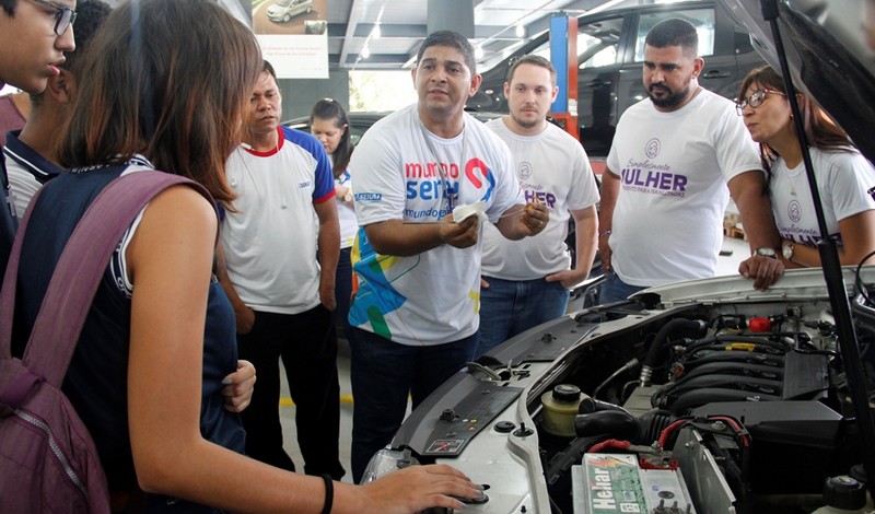 Minicurso de automóveis para mulheres ajuda a identificar a gasolina ideal e o tempo para a troca de óleo (Foto: Divulgação)