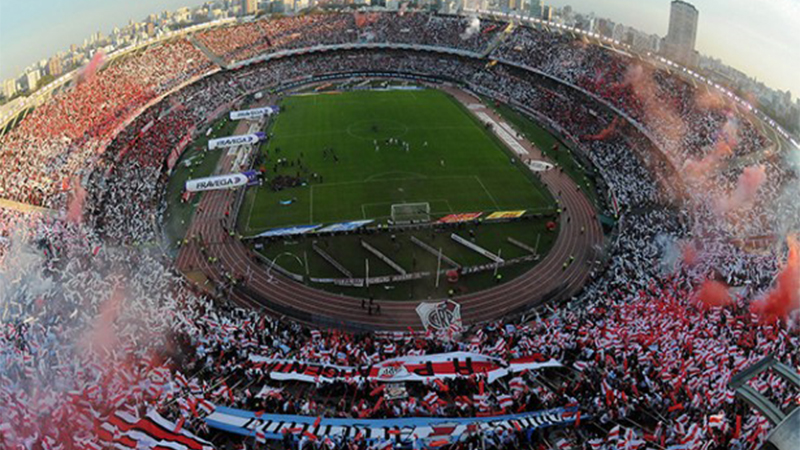 Estádio Monumental de Núñez, palco da decisão da Libertadores: jogo adiado após ataque ao Boca Juniors (Foto: Divulgação/cariverplate.com.ar)