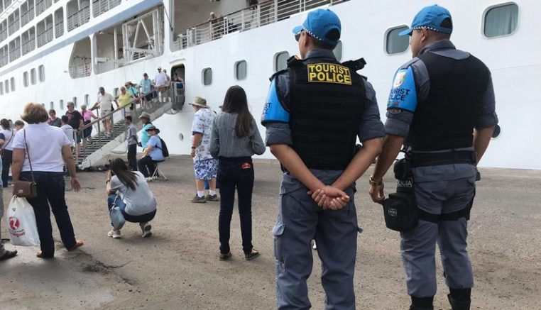 Policiais militares com fluência em inglês, francês e espanhol reforçam segurança no Centro com a chegada de turistas (Foto: SSP-AM/Divulgação)