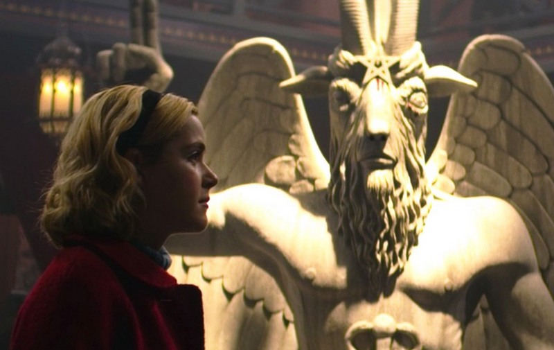 Sabrina e a estátua da discórdia na série da Netflix: polêmica com templo satânico (Foto: Netflix/Divulgação)Sabrina e a estátua da discórdia na série da Netflix: polêmica com templo satânico (Foto: Netflix/Divulgação)