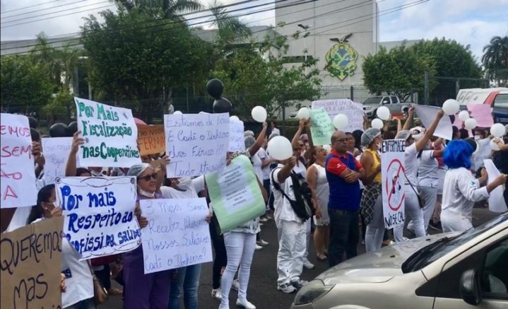 Enfermeiros e técnicos de enfermagem terceirizados cobraram salários atrasados em protesto em Manaus nesta sexta-feira (Foto: Patrick Motta/ATUAL)