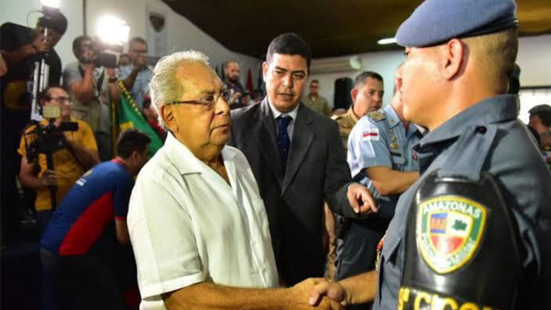 Governador Amazonino Mendes assinou as últimas promoções na Polícia Militar a uma semana antes de deixar o governo (Foto: Secom/Divulgação)