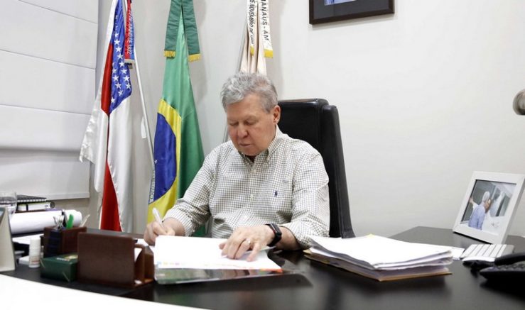 Prefeito Arthur Neto formalizou pedido de ajuda federal para vítimas de incêndio em Manaus (Foto: Mário Oliveira/Semcom)