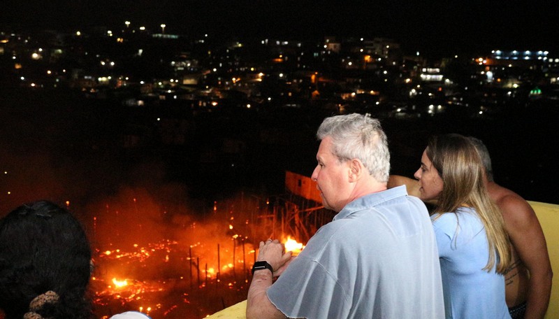 Prefeito Arthur Neto esteve no local do incêndio em Educandos na noite dessa segunda-feira (Foto: Nathalie Brasil/Semcom)