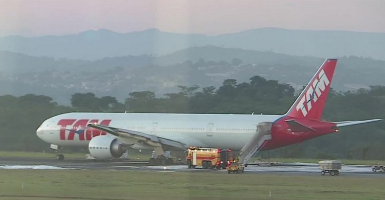 Avião da Latam teve problemas no trem de pouso e interditou pista do Aeroporto de Confins (Foto: Globo News/Reprodução)