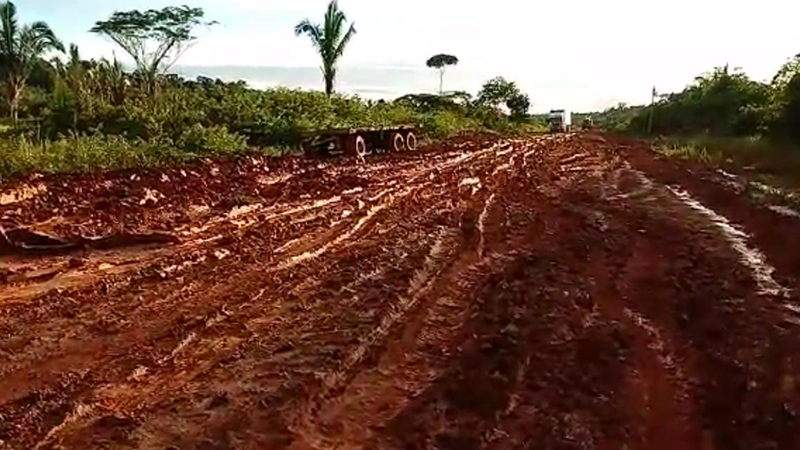 Atoleiro sem fim: trecho do meio da rodovia fica intransitável no período de chuvas do inverno amazônico (Foto Facebook/Reprodução)