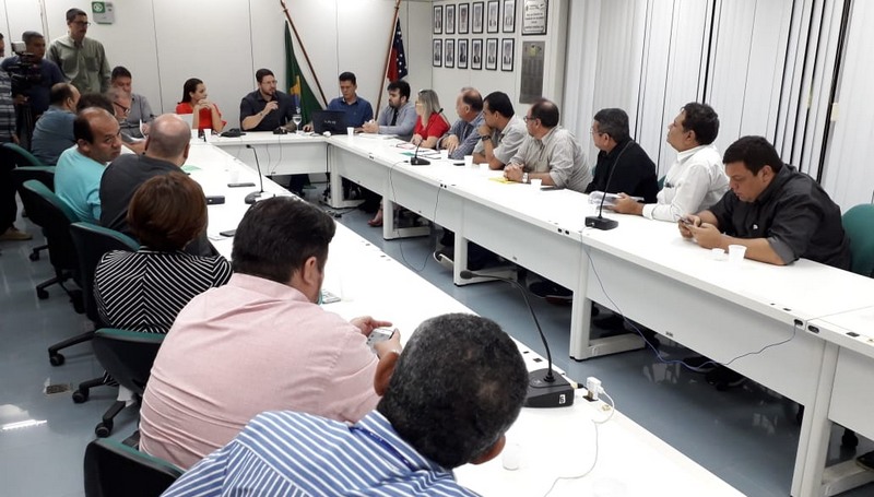 Vice-governador Carlos Almeida (centro), futuro secretário de Saúde, em reunião com fornecedores de remédios para a Susam (Foto: Assessoria/Divulgação)