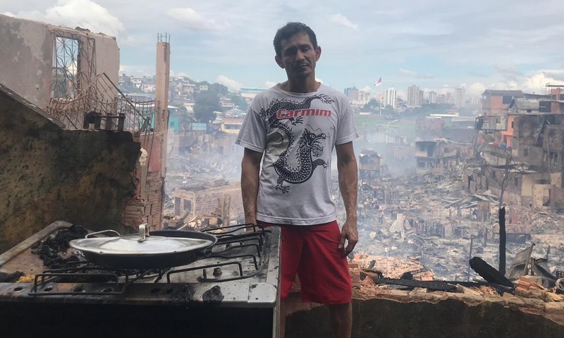Maykson José Abençur perdeu a casa e todos os móveis no incêndio (Foto: Ann Kath/ATUAL)