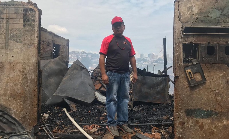 Renato Gomes da Silva perdeu tudo no incêndio em Educandos (Foto: Ann Kath/ATUAL)