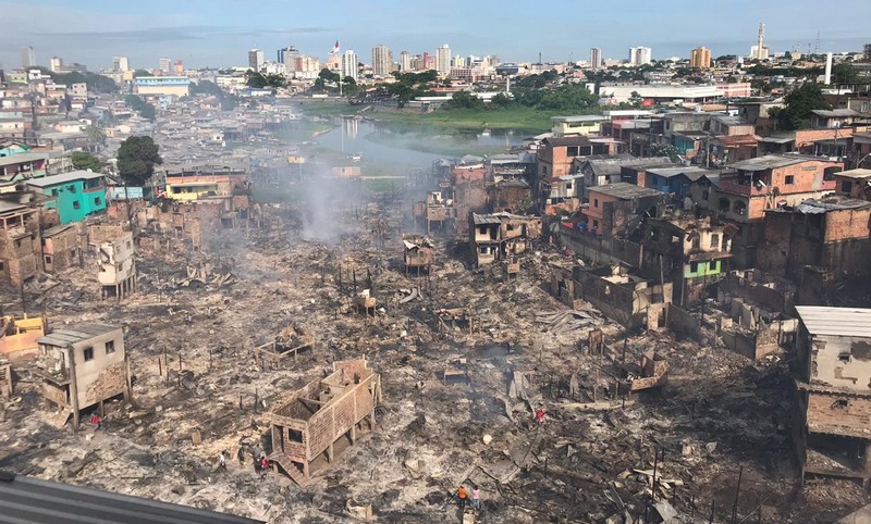 Cratera deixada pelo fogo após destruir casebres (Foto: Ann Kath/ATUAL)