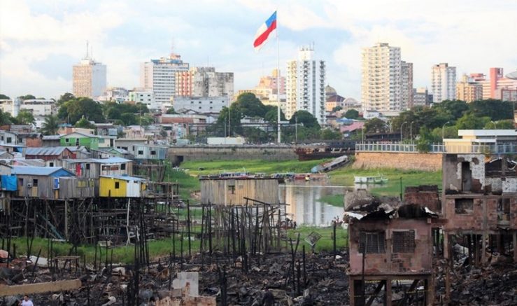 Incêndio destruiu aproximadamente 500 casas em Educandos no dia 17 deste mês (Foto: Valter Calheiros)
