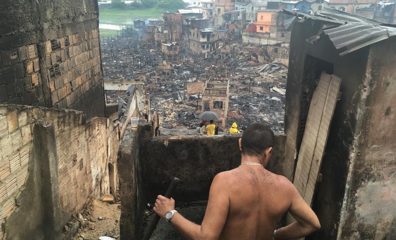 Morador retornou ao local do incêndio e constatou que nada sobrou de casa (Foto: Iolanda Ventura/ATUAL)