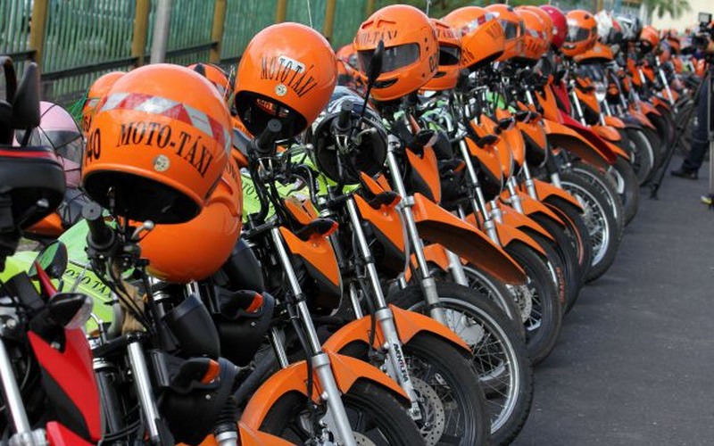 Motos de mototaxistas estacionadas em frente à Prefeitura de Manaus - Foto ATUAL