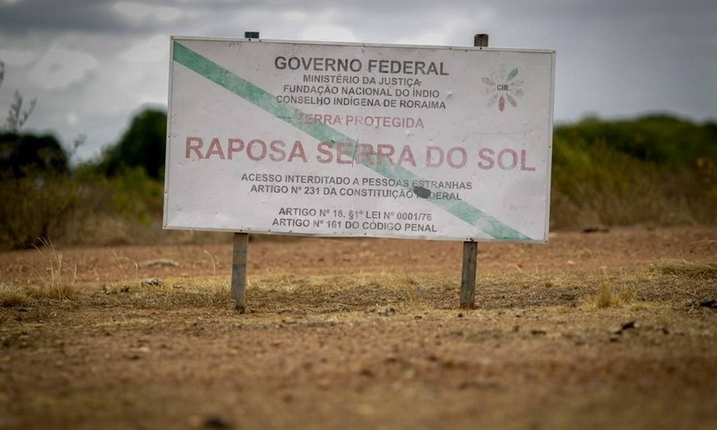 Placa do governo federal na área indígena Raposa Serra do Sol, em Roraima: Bolsonaro promete rever demarcação (Foto: Wilson Dias/ABr)