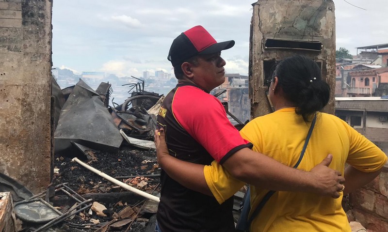 Renato Gomes da Silva é confortado ao voltar ao local do incêndio, onde perdeu a casa (Foto: Ann Kath/ATUAL)