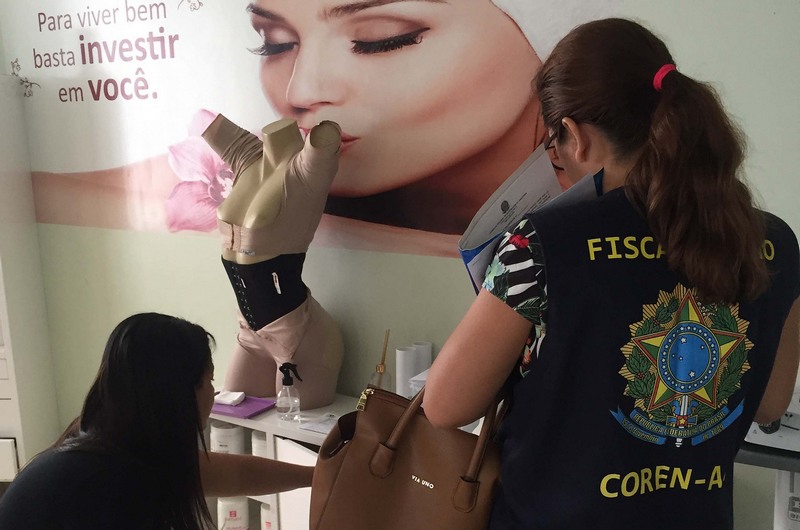 Fiscais sanitários da Visa Manaus encontraram diversas irregularidades em clínica de estética (Foto: Andréa Arruda/Semcom)