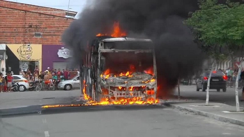 Ônibus foram incendiados na segunda noite e madrugada de ataques em Fortaleza (Foto: Globo News/ Reprodução)