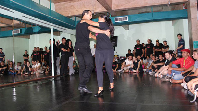 Aulas de dança - projeto Rosas UEA