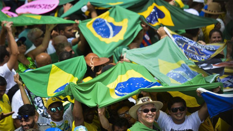 Manifestantes exibiram bandeiras do Brasil em apoio ao presidente Jair Bolsonaro (Foto: Marcelo Camargo/ABr)