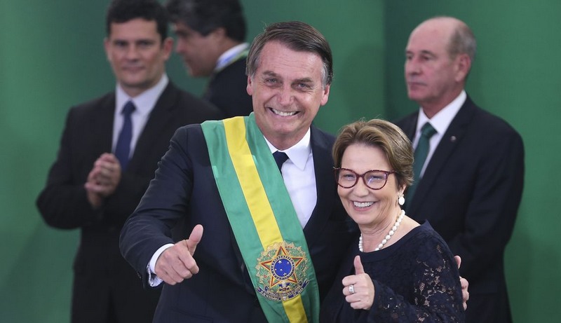 Bolsonaro deu posse à ministra Tereza Cristina na pasta da Agricultura, nesta quarta-feira, em Brasília (Foto: Valter Campanato/ABr)