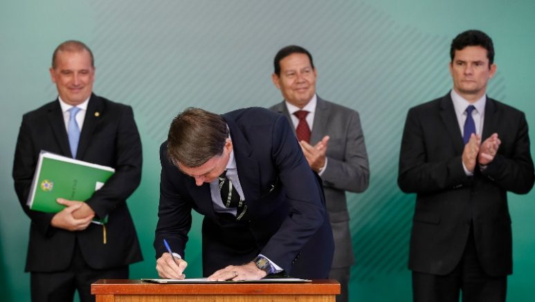 Jair Bolsonaro assina decreto que facilita posse de arma