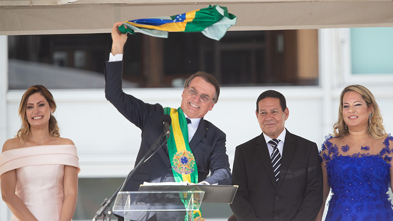 Bolsonaro exibe a bandeira do Brasil ao lado do vice Hamilton Mourão na solenidade de posse (Foto: Ed Ferreira/Brazil Photo Press/Folhapress)