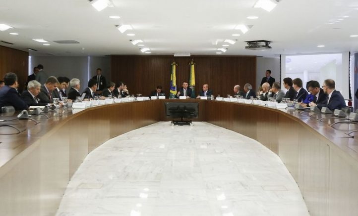 Presidente Jair Bolsonaro (centro) reuniu ministros para definir medidas de corte de gastos públicos (Foto: Marcos Corrêa/PR)