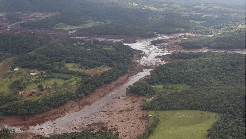 O Presidente da República, Jair Bolsonaro, durante sobrevoo da região atingida pelo rompimento da barragem Mina Córrego do Feijão, em Brumadinho/MG (Foto: Isac Nóbrega/PR)