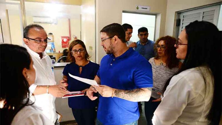Secretário Carlos Almeida Filho com servidores do SPA: situação precária na unidade de saúde (Foto: Susam/Divulgação)