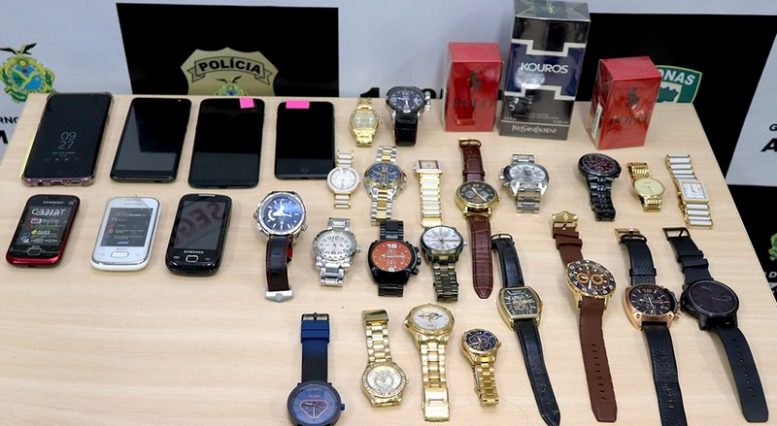 Celulares e relógios apreendidos com suspeito de roubo em shopping de Manaus (Foto: Alailson Santos/PCAM)