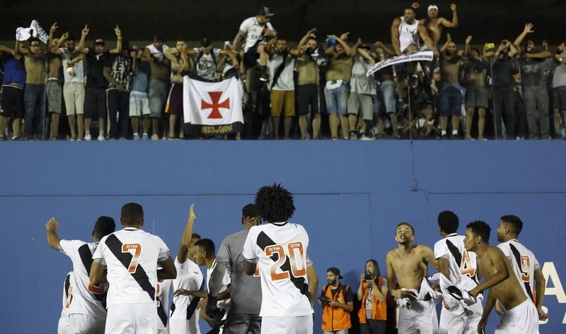 Jogadores do Vasco festejaram com a torcida classificação à final da Copa São Paulo (Foto: Ale Vianna/Divulgação)