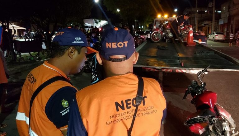 Fiscais verificam CNH e documento de carros em blitz de combate a embriaguez no volante (Foto: Paulo Bahia Jr/Detran)