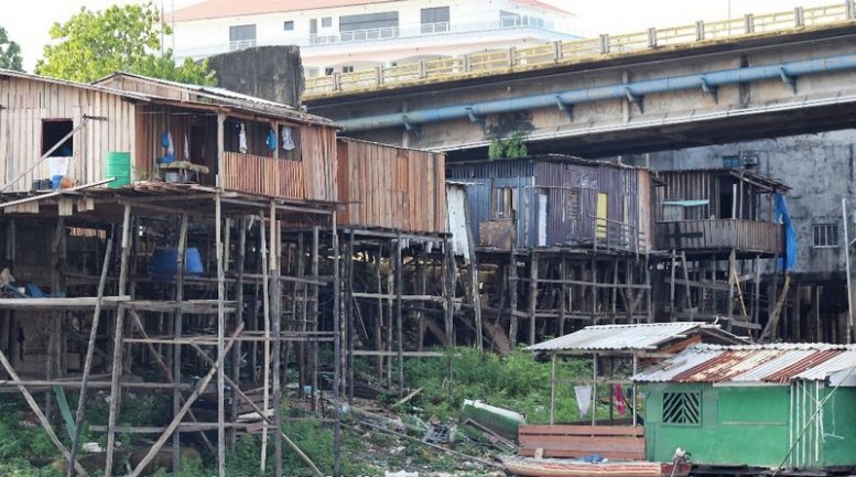 Casebres se equilibram sobre estacas embaixo da Ponte de Educandos: habitação de risco no Centro de Manaus (Foto: Valter Calheiros)
