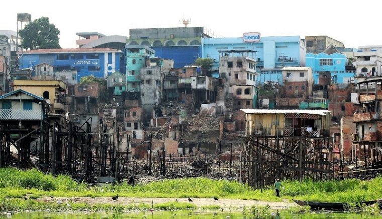 Casebres destruídos pelo incêndio que desabrigou 600 famílias: risco iminente (Foto: Valter Calheiros)