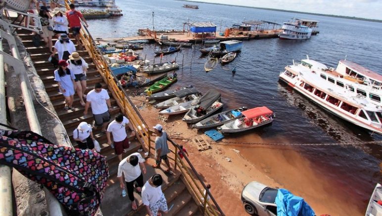 Turistas descem escada para pegar barco para fazer passeio no Encontro das Águas: serviços precários (Foto: Valter Calheiros)