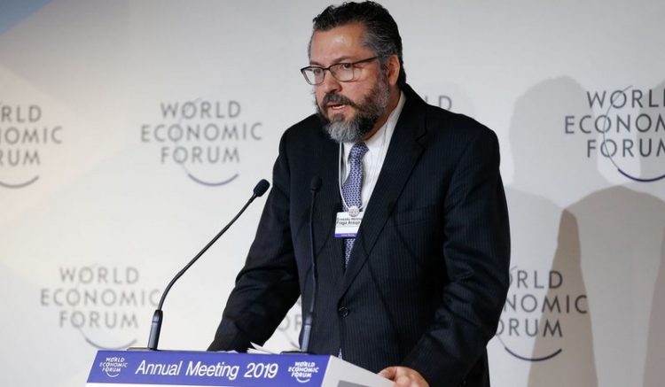 Ministro Ernesto Araújo defendeu posicionamento em evento em Davos, na Suíça (Foto: Alan Santos/PR)