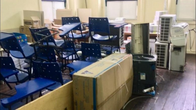 Carteiras e equipamentos estão empilhados no laboratório de informática da Escola Nilo Peçanha (Foto: Patrick Motta/ATUAL)