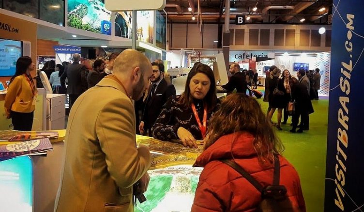 Turistas estrangeiros buscam informações sobre rios do Amazonas em feira em Madrid: fascínio pelo Encontro das Águas (Foto: Amazonastur/Divulgação)