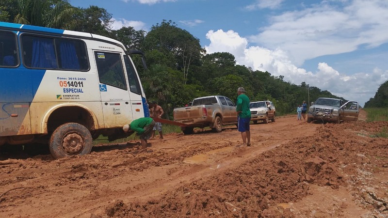 Atoleiros dificultam tráfego de veículos em trechos da BR-319 e Arsam autorizou suspensão de serviço (Foto: Divulgação)