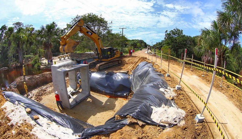 Estrutura de concreto do novo bueiro é instalada na estrada após rompimento da pavimentação (Foto: Tiago Correa Seinfra)
