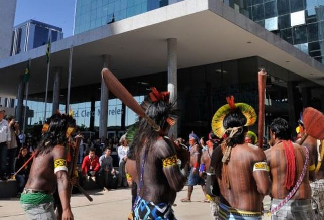 Índios fazem manifestação em frente à sede da Funai, em Brasília. Entidade comprou mesa de R$ 20 mil (Foto: Elza Fiúza/ABr)
