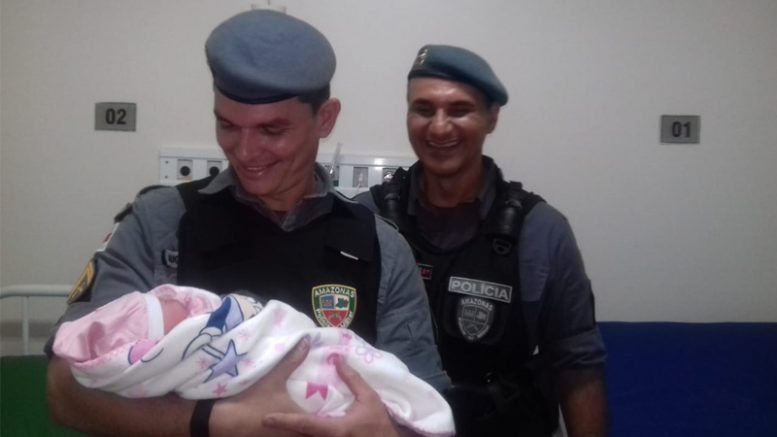 Policiais militares ajudam em parto em Manaus